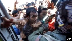 Para penyintas topaz Haiyan be rebut menerima bantuan yang diturunkan dari helikopter angkatan laut AS di San Jose, Filipina (18/11).