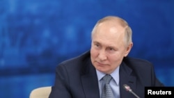 俄罗斯总统普京参观圣彼得堡海洋科技大学。（2024年1月26日）