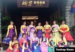 북한 종업원 13명이 집단 탈출한 것으로 추정되는 중국 내 북한식당(류경식당)에서 북한 여종업원들이 근무할 당시 모습.