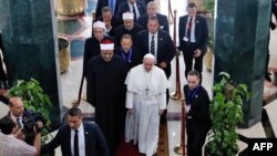 Pope Francis walks alongside Muslim clerics during a visit at the prestigious Sunni institution al-Azhar in Cairo on April 28, 2017, during an official visit to Egypt.