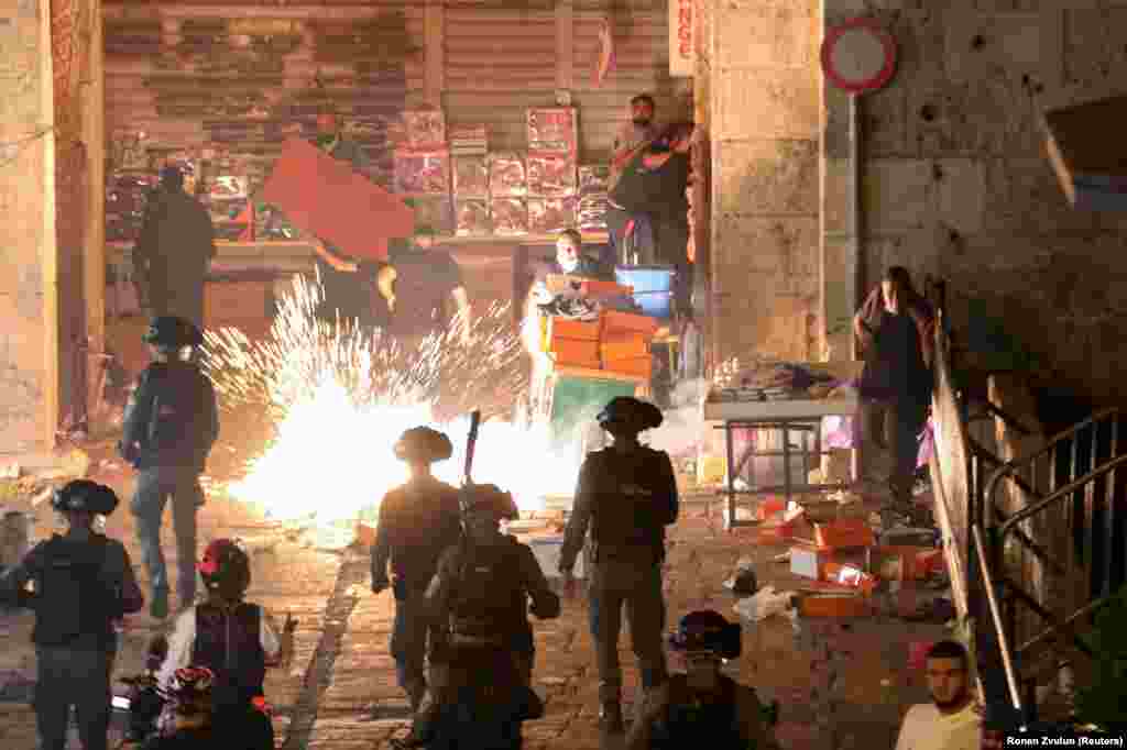 Wapalestina wakijihami baada ya vikosi vya usalama vya Israeli kutupa maguruneti, Mei 9, 2021. (Foto: Ronen Zvulun/Reuters)