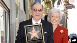 2011년 아내와 나란히 선 ‘Raindrops Keep Fallin’ on My Head’의 작사가 핼 데이비드.