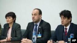 نصر الحریری سرپرست هیئت مذاکره کننده گروه های مخالف دولت سوریه (نفر وسط) - آرشیو