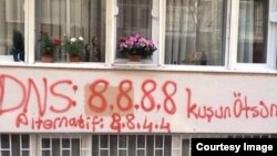 آدرس دی. ان. اس گوگل بر روی ساختمانی در ترکيه اسپری شده است