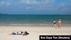 រូប​ឯកសារ៖ អ្នក​ទេសចរណ៍​​បរទេស​ចំនួន​ដ៏​តិចតួច​នៅ​ឆ្នេរ​កោះ Phuket ប្រទេស​ថៃ​ដែល​ធ្លាប់​​ពោរពេញ​ដោយ​អ្នក​ទេសចរ​ កាល​ពី​ថ្ងៃ​ទី​១០ ខែ​មីនា ឆ្នាំ​២០២០។