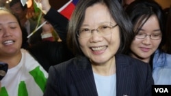 蔡英文接受欢呼（美国之音国符拍摄）