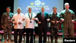4일 필리핀 퀘손 시티에서 열린 필리핀 군과 미군의 연례 합동군사훈련 개회식에서 필리핀 군과 미군 관계자들이 팔짱을 끼고 있다.