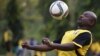 Le président burundais Pierre Nkurunziza contrôle le ballon lors d'un match de football avec ses amis à Bujumbura, au Burundi, le 20 mai 2015.
