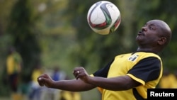 Le président burundais Pierre Nkurunziza contrôle le ballon lors d'un match de football avec ses amis à Bujumbura, au Burundi, le 20 mai 2015.