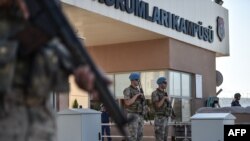 Des soldats turcs montent la garde à l'entrée du tribunal d'Aliaga, lors du procès du pasteur américain Andrew Brunson, au nord d'Izmir, le 18 juillet 2018.