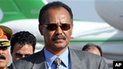 Le président érythréen Isaias Afwerki arrive à Tripoli, Libye, le 28 novembre 2010.