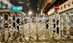 港府1月26日晚首次在油麻地碧街及东安街一带实施”突袭式”封区禁足强制检测，警方在现场看守，不让封锁区内的居民离开。 (美国之音/汤惠芸)