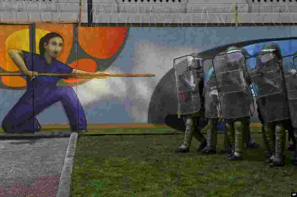 ប៉ូលិស​កំពុង​ទប់ទល់​នឹង​បាតុករ​តវ៉ា​ប្រឆាំង​នឹង&laquo;ឡានក្រុង​សេរីភាព&raquo;​ ដែល​មិន​ទទួល​កុមារ​ប្តូរភេទ​ក្នុង​សាលា​នៅ​ក្បែរ​សារមន្ទីរក្នុង​ទីក្រុង Santiago ប្រទេសឈីលីកាល​ពី​ថ្ងៃទី១០ កក្កដា ២០១៧។​​​