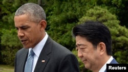 세계 주요 7개국 G7 정상회의 참석차 일본을 방문한 바락 오바마 미국 대통령(왼쪽)이 26일 아베 신조 일본 총리와 함께 식목행사에 참석했다. (자료사진)