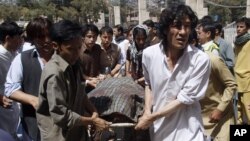 Pakistani Shi'ite Muslims carry the body of a person killed by gunmen at a local hospital in Quetta, Pakistan, September 1, 2012. 