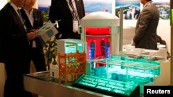 中国核工业集团在2014年世界核工业展览会展出核电站模型。