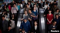 走进上海人民广场地铁站的乘客（资料图片）