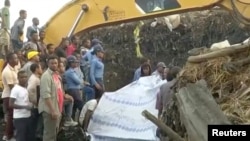 መጋቢት 2/2009 ዓ.ም በኮልፌ ቀራንዮ በደረሰው የመደርመስ አደጋ የሟቾቹን አስክሬን ለማውጣት ጥረት እየተደረገ ባለበት ወቅት።