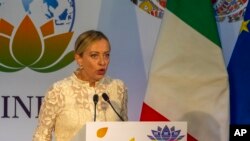 资料照片：2023年9月10日，在印度新德里举行的G20峰会期间，意大利总理梅洛尼在国际媒体中心的新闻发布会上发表讲话。（美联社）