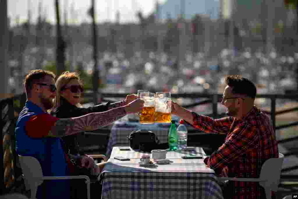 스페인 바르셀로나의 한 바 테라스에서 여행객들이 잔을 부딪히고 있다. 스페인의 식당과 술집들이 신종 코로나바이러스 재확산에 따른 40일의 봉쇄조치를 마치고 문을 열었다.