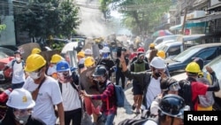 Waandamanaji wakiwakimbia polisi huku wakiendelea kupinga mapinduzi ya kijeshi mjini Yangon, Myanmar, Machi 8, 2021. REUTERS/Stringer