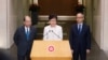 香港特首林郑月娥在记者会上讲话时，署理行政长官张建宗（左）和民政事务局局长刘江华（右）站在她身旁。（2019年9月5日）