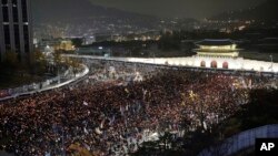 지난 26일 한국 서울 광화문 광장에서 박근혜 대통령의 하야를 촉구하는 대규모 시위가 열렸다. 주취 측은 190만 명이 모인 것으로 추산했다.