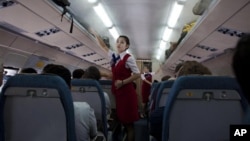 Seorang dokter hewan merawat bayi owa hitam berusia 2 bulan, yang disita oleh kantor BKSDA setempat dari seorang warga desa yang berusaha menjualnya di Banda Aceh.