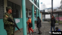 Ljudi se spremaju da daju svoj glas na biračkom mestu tokom predsedničkih izbora, u Kitu, Ekvador, 20. august 2023. 