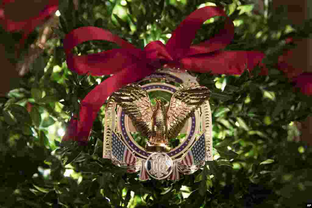 2017年白宫圣诞树上的白宫官方装饰品。