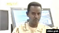 ኤርትራዊ ጋዜጠኛ ሳልህ እድሪስ በኤሪ ቲቪ ፕሮግራም እያቀረበ /ፋይል ፎቶ/