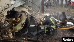 بقایای موشک منفجر شده در حمله به خارکیف که مقامات اوکراین می‌گویند ساخت کره شمالی است. ۱۲ دی.