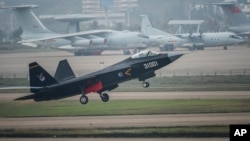 资料照片: 2014年11月10日FC-31鹘鹰战斗机在珠海航空展试飞