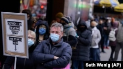 2021年12月13号，纽约市民排长队等候接受新冠病毒核算检测。（美联社照）