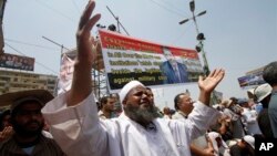 군부의 개입으로 축출된 무함마드 무르시 이집트 대통령 지지자들이 8일 수도 카이로에 모여 시위하고 있다.
