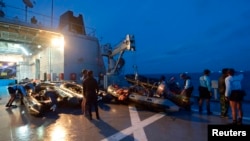 Para penyelam Angkatan Laut Indonesia saat bersiap melangsungkan misi mereka di Laut Jawa.