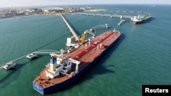 位于中国山东青岛的一个原油进口港口。（资料图片）