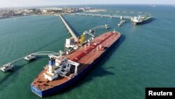 资料照片：中国青岛港的原油进口(2016年1月22日）