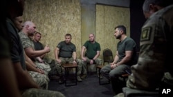 乌克兰总统泽连斯基（右2）在顿涅茨克前线地区听取乌军指挥官的情况介绍。（2023年8月14日）