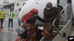 Wasu fasinja a filin tashin jirage na Abuja.