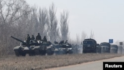 入侵乌克兰的俄军军车队顿涅茨克地区行驶。 （2022年3月12日）