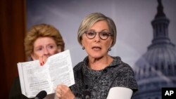 美国参议员博客瑟（右）9月30日在国会山的记者会上介绍新医保法为妇女提供的医保福利