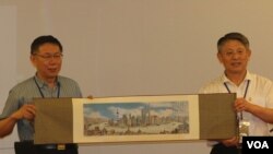 柯文哲与沙海林互赠了礼物。沙海林向柯文哲赠送了上海市景图。（美国之音林枫拍摄）（美国之音林枫拍摄）