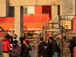 27일 미국 로스앤젤레스 베니스비치에 여전히 마스크를 쓰지 않은 사람들이 보인다.