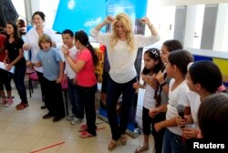 شکیرا با کودکان مدرسه