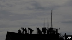 ນັກທ່ອງທ່ຽວ ເບິ່ງຝ່າຍເໜືອ ຈາກສາລາ Imjingak ໃນເມືອງ ພາຈູ (Paju) ຂອງເກົາຫຼີໃຕ້, ວັນທີ 11 ສິງຫາ 2019.ຣັດເຊຍ ຄັດຄ້ານມະຕິຂອງອົງການສະຫະປະຊາຊາດ ໃນວັນທີ 28 ມີນາ 2024 ໃນການເຄື່ອນໄຫວເພື່ອຍົກເລີກການຕິດຕາມກວດກາການລົງໂທດຕໍ່ພັນທະມິດ ເກົາຫຼີເໜືອຂອງຕົນ.