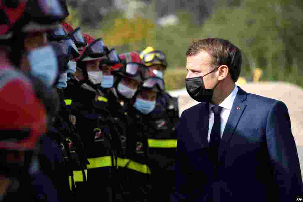 에마뉘엘 마크롱 프랑스 대통령이 태풍 알렉스로 피해를 입은 서부 마을 텐데에서 피해 복구에 나선 민방위대원들과 만났다.