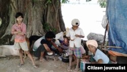 မကွေးတိုင်း၊ ပွင့်ဖြူမြို့နယ်အတွင်းက ရေဘေးဒုက္ခသည်မိသားစု မြောင်းဘောင်တခုမှာ ယာယီနေထိုင်ကြရပုံ။ (သြဂုတ် ၄၊ ၂၀၁၅။ ဓာတ်ပုံ/ကိုသာကူ)