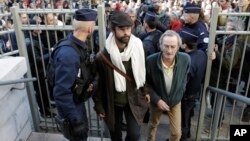 Cedric Herrou, au centre, lors de son passage devant la cour de Justice de Nice, le 4 janvier 2017.