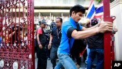 18일 태국 반정부시위대가 경찰 본부의 문을 열고 진입하고 있다